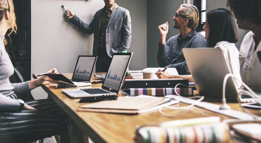 Leia mais sobre o artigo Como empresas de logística podem conquistar mais clientes online